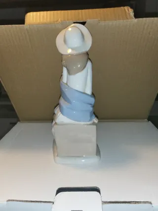Figura de porcelana mujer con flores