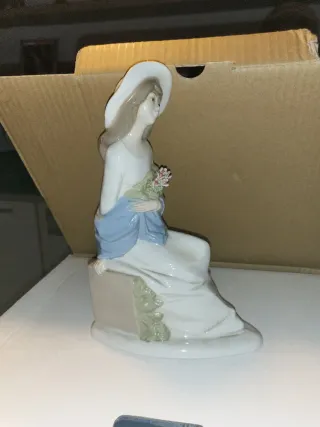 Figura de porcelana mujer con flores