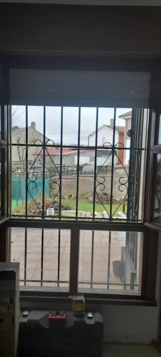 Ventana con rejas de madera