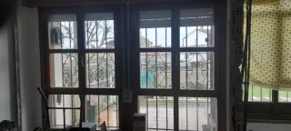 Ventana con rejas de madera