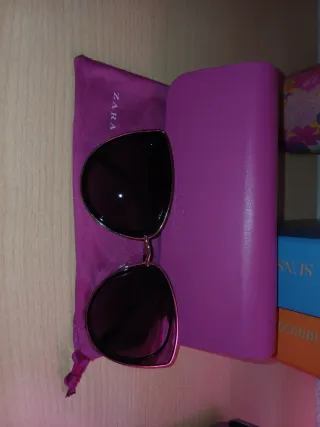 Gafas de sol Zara negras y doradas