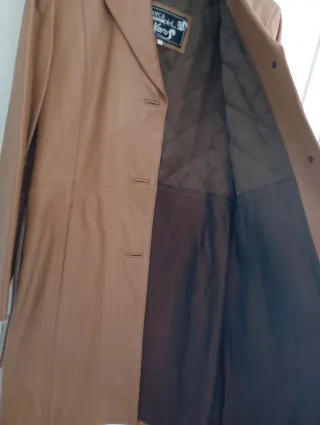 Chaqueta de cuero marrón con cinturón