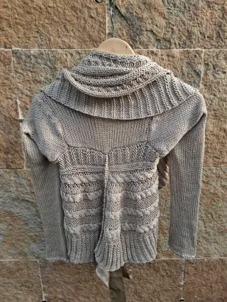 Cárdigan tejido beige con cinturón