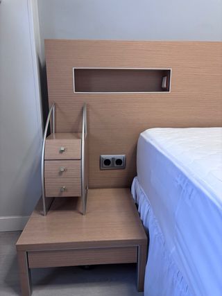 Testiera e comodini in legno e metallo