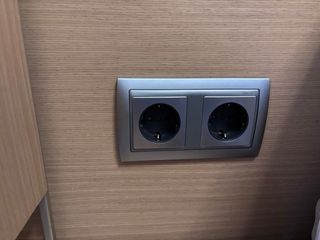 Testiera e comodini in legno e metallo