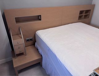 Testiera e comodini in legno e metallo