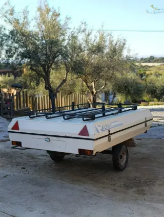 Remolque ligero blanco