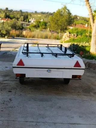 Remolque ligero blanco