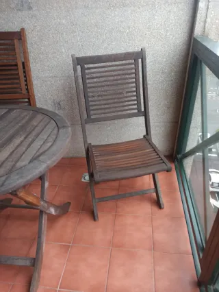 Mesa de jardín o exterior de madera y dos sillas