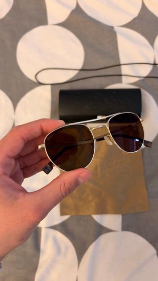 Gafas de sol aviador BOSS doradas y marrones