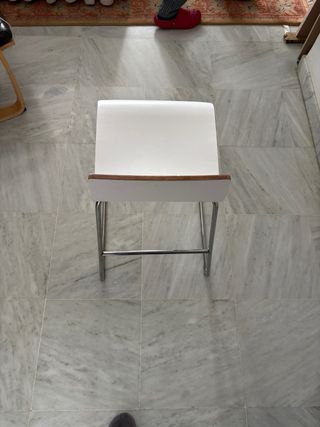 Silla de cocina moderna blanca y plateada