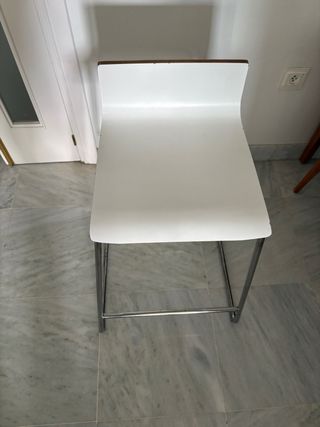 Silla de cocina moderna blanca y plateada