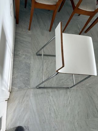 Silla de cocina moderna blanca y plateada