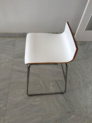 Silla de cocina moderna blanca y plateada