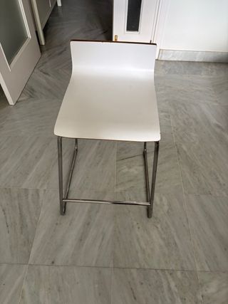 Silla de cocina moderna blanca y plateada