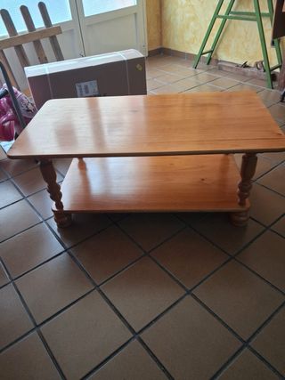 Mesa de madera alargada con estante