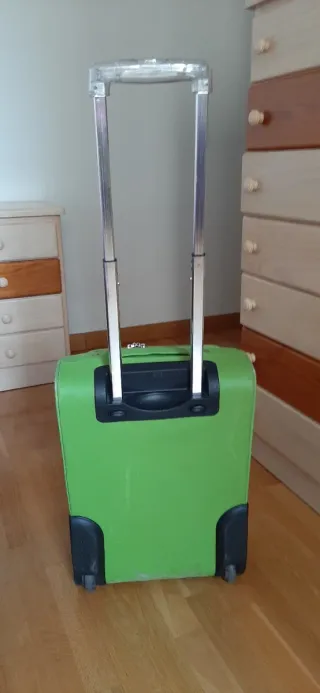 Maleta mediana en material flexible dos ruedas