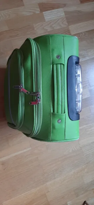 Maleta mediana en material flexible dos ruedas