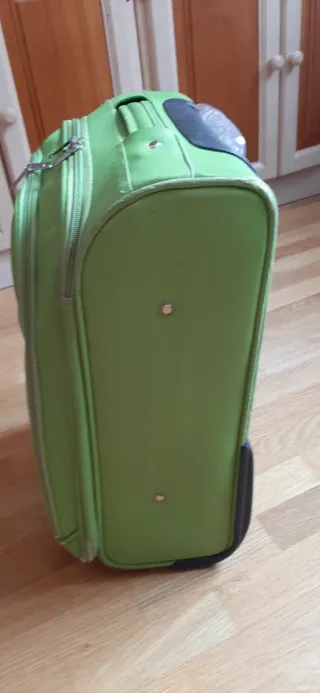 Maleta mediana en material flexible dos ruedas