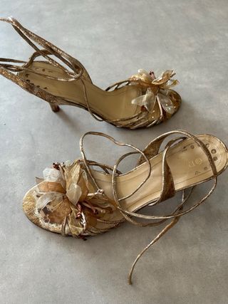 Zapatos de fiesta dorados con tiras