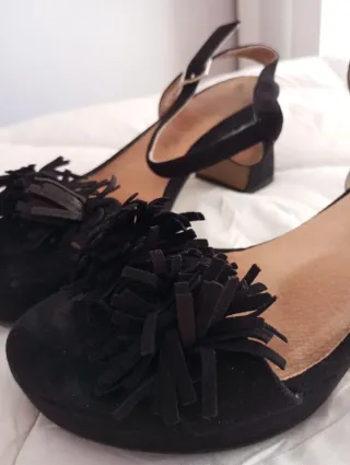 Sandalias fiesta Mimao negras con flecos