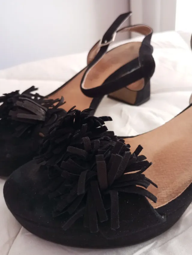 Sandalias fiesta Mimao negras con flecos