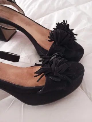 Sandalias fiesta Mimao negras con flecos