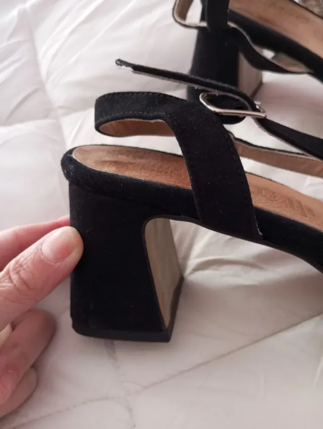 Sandalias fiesta Mimao negras con flecos