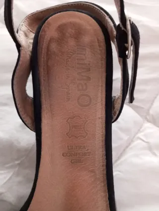 Sandalias fiesta Mimao negras con flecos