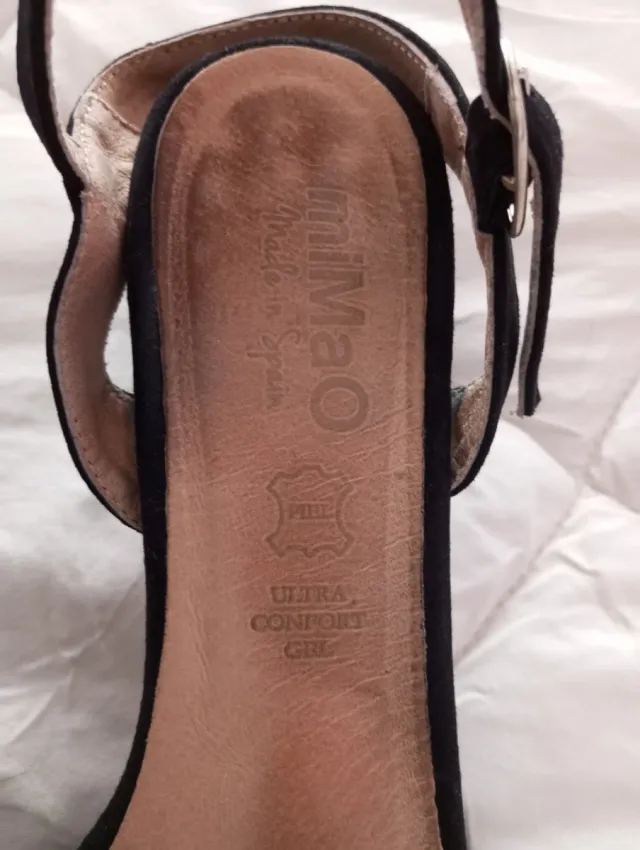 Sandalias fiesta Mimao negras con flecos