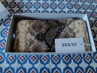 Monedero Guess estampado serpiente