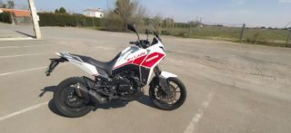 Moto Adventure Blanca y Roja