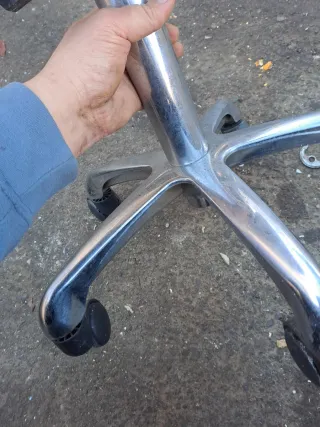 Taburete con ruedas color blanco