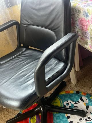 Silla de oficina negra con ruedas