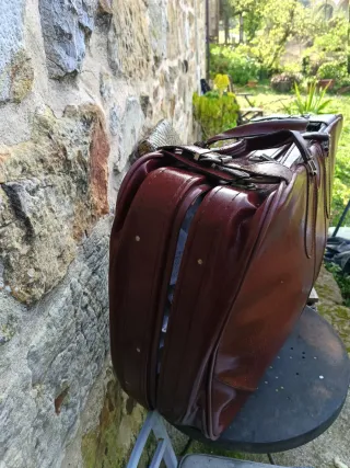 Maleta de piel marrón