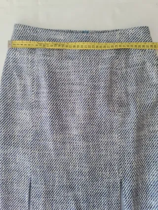 Traje de chaqueta y falda en tonos azules/ gris