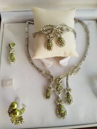 Conjunto  Collar, Pulsera y Pendientes y anillo