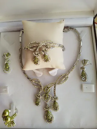 Conjunto  Collar, Pulsera y Pendientes y anillo