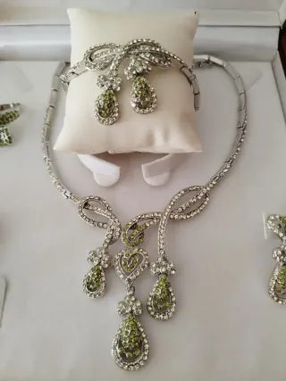 Conjunto  Collar, Pulsera y Pendientes y anillo