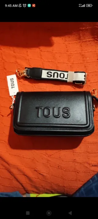 Bolso Tous Negro y Sudadera Calvin Klein Azul