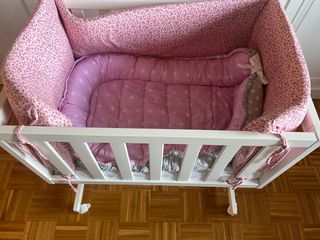 Minicuna blanca con ruedas