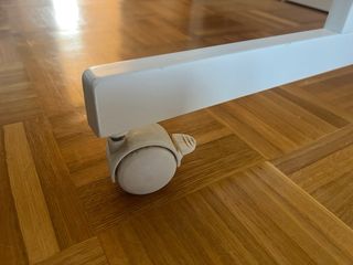 Minicuna blanca con ruedas