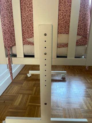 Minicuna blanca con ruedas