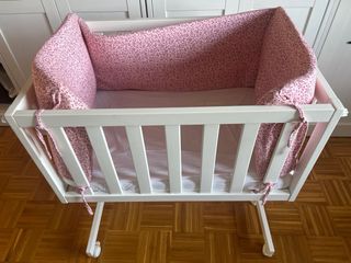 Minicuna blanca con ruedas