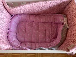 Minicuna blanca con ruedas