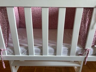 Minicuna blanca con ruedas