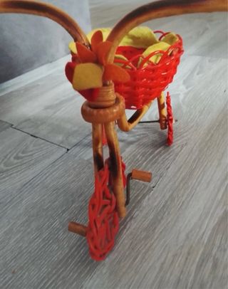 Bicicletta decorativa vintage con cesto