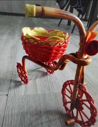 Bicicletta decorativa vintage con cesto