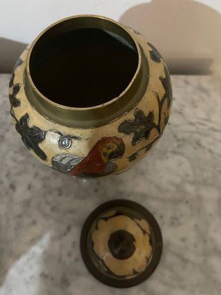 Jarrón decorativo con pájaro y hojas