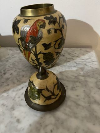 Jarrón decorativo con pájaro y hojas